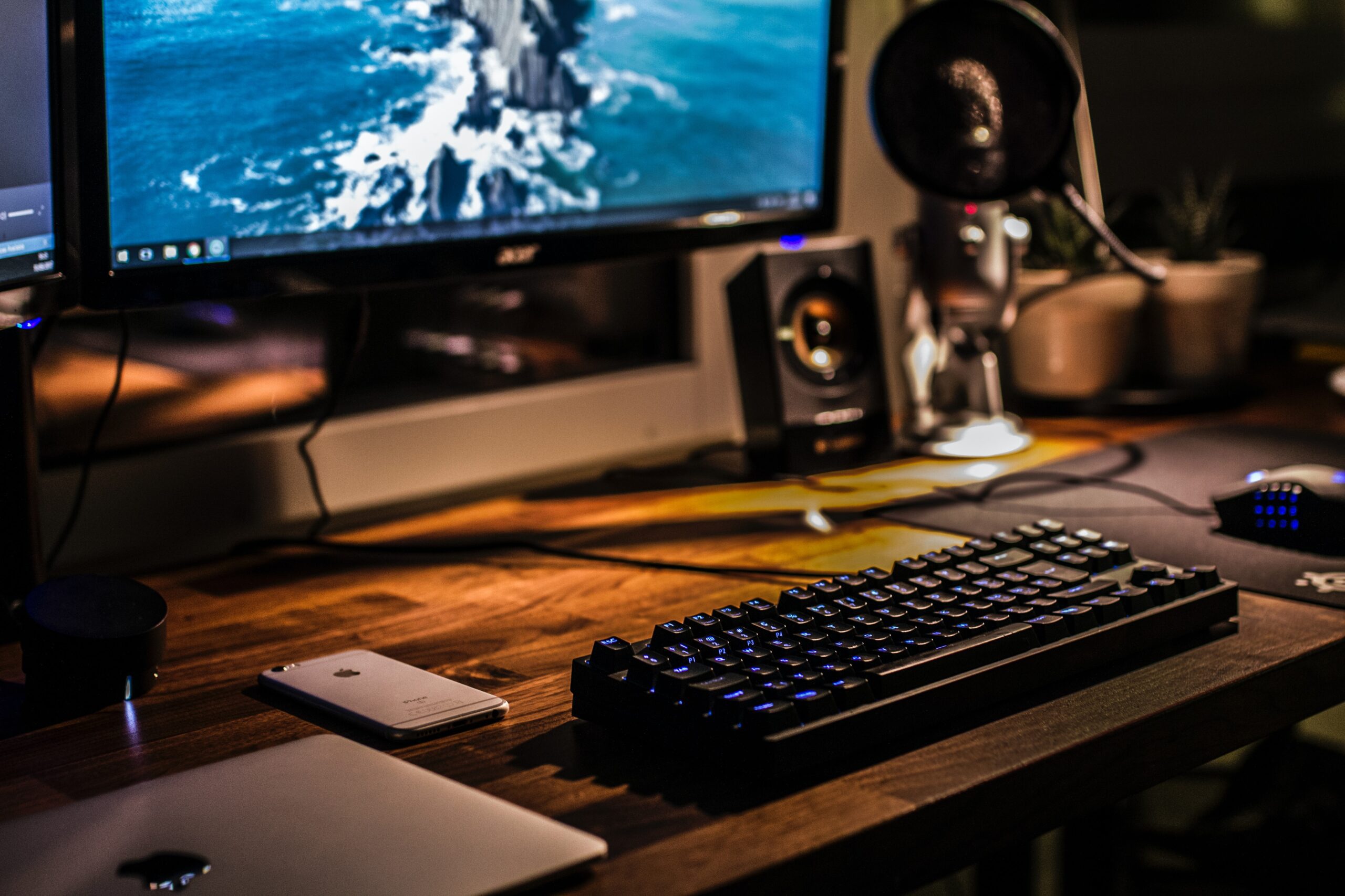 Fixed Computer with a keyword on a wooden desk | Living in Italy and Working in Switzerland